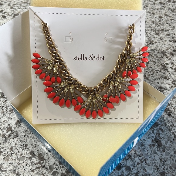 Stella & Dot- coral cay necklace - Picture 5 of 5